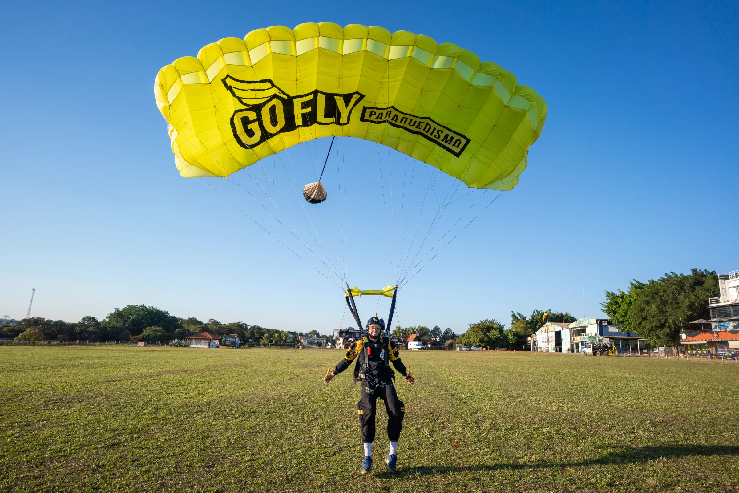 Pouso de paraquedas Go Fly