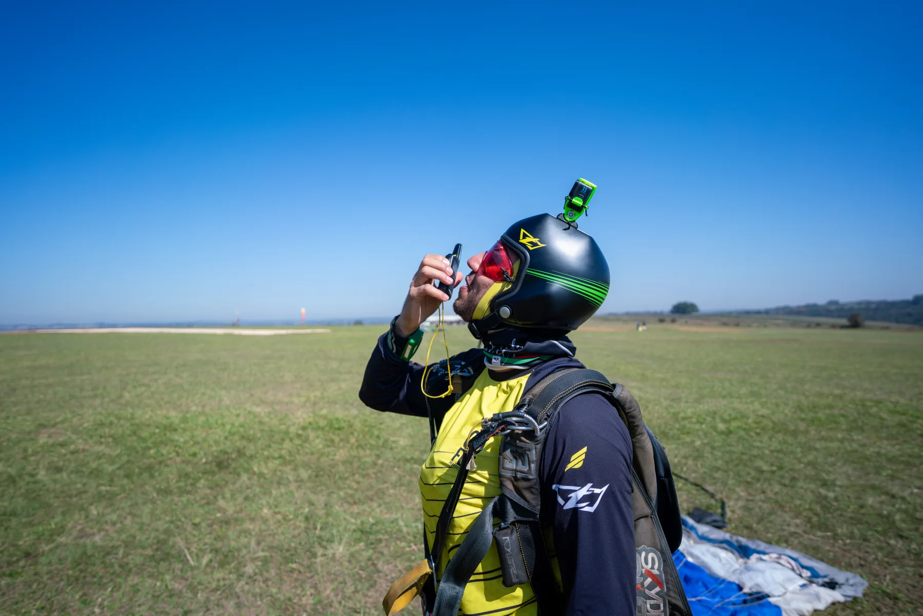 Instrutor Go Fly orientando aluno